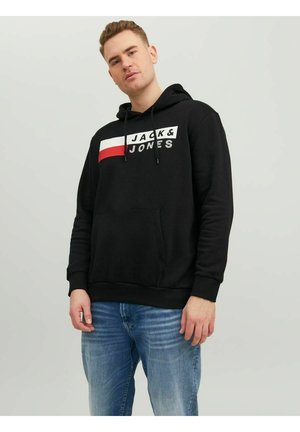 Schwarzer Hoodie mit einer vorderen Tasche, versehen mit einem weißen und roten Logo-Patch. Hergestellt aus weichem Stoff mit einer Kapuze mit Kordelzug und gerippten Bündchen.