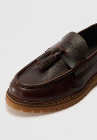 Les Deux TAYLOR - Loaferit/pistokkaat - dark brown