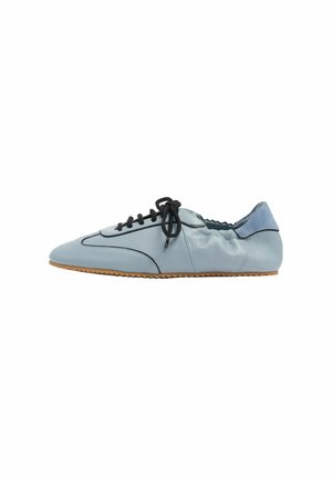 Scarpa in pelle azzurro chiaro con una superficie liscia, dotata di lacci neri e un retro leggermente rialzato. La suola è in gomma con modelli antiscivolo.