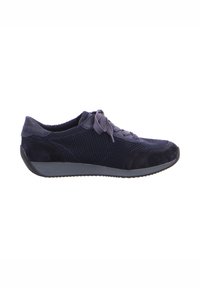 Navyblaue Sneaker aus Meshstoff mit Schnürsenkeln und dunkler grauer Sohle, von der Seite auf weißem Hintergrund gezeigt.