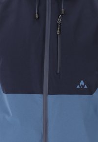 Herrenjacke mit einem zweifarbigen Design, oben dunkelblau und unten hellblau, aus glattem, leichtem Stoff, mit Reißverschlussschutz.