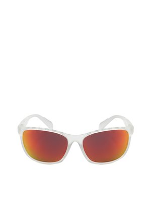 Occhiali da sole con montatura in plastica trasparente e lenti rettangolari arancione-rosse riflettenti, mostrati centrati su sfondo bianco.