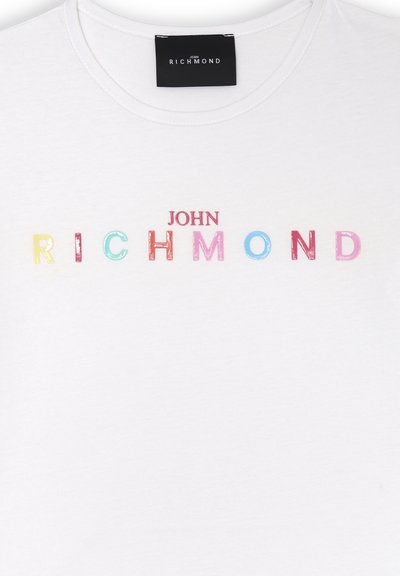 T-shirt bianco in cotone con "JOHN RICHMOND" in lettere colorate e lucide. Collo tondo e maniche corte. Tessuto liscio.