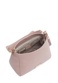 Lichtroze leren handtas met gouden hardware, open bovenkant die een beige stoffen interieur en een ritsvak met merklabel aan de binnenkant toont.