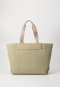 Beige geflochtene Tragetasche mit zwei stabilen Tragriemen, die an der Vorderseite einen glatten, einfarbigen tanfarbenen Akzent aufweist; geräumig mit einer strukturierten Form.