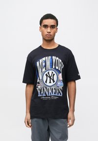 T-shirt de algodão preto com estampa gr�áfica azul e branca "NEW YORK YANKEES", com logotipo circular e vários patches desportivos. Mangas curtas.