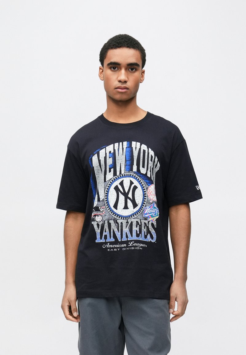 T-shirt de algodão preto com estampa gráfica azul e branca "NEW YORK YANKEES", com logotipo circular e vários patches desportivos. Mangas curtas.