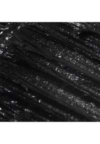 Gros plan d'une surface noire texturée avec des crêtes brillantes en couches, disposées en lignes diagonales parallèles.