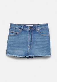 Mini-jupe en jean bleu avec ourlet effiloché, poches avant, passants de ceinture et fermeture à bouton métallique sur fond blanc.