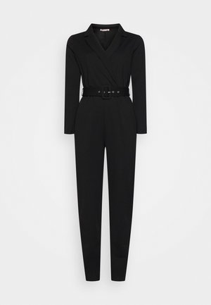 Zwarte jumpsuit met lange mouwen, een overslagontwerp en een brede riem met een rechthoekige gesp. Gemaakt van gladde stof met een getailleerde pasvorm.