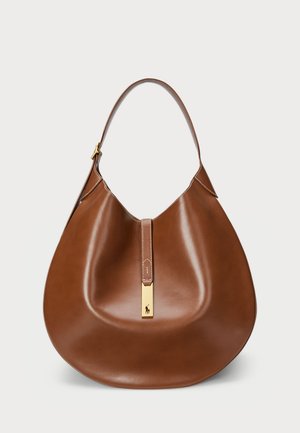 Bolso hobo de cuero marrón con una textura suave, forma curvada, herrajes en tono dorado y una pestaña central con un detalle de logo.
