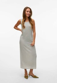 Robe maxi sans manches à rayures en gris clair avec de fines rayures bleues et rouille ; fabriquée dans un tissu doux et extensible, offrant une coupe décontractée.