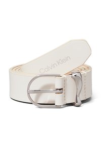 Cintura in pelle bianca con fibbia in metallo argentato, dettagli di cucitura e nome del marchio impresso. Texture liscia con forma classica.