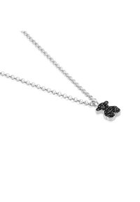 Collar de cadena de plata con un colgante en forma de oso adornado con piedras negras, que presenta un diseño elegante con un acabado pulido.