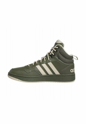 Wysokie sneakersy w kolorze oliwkowym z białymi sznurowadłami, trzema białymi paskami po boku, wyściełanym kołnierzem wokół kostki i logo na pięcie.