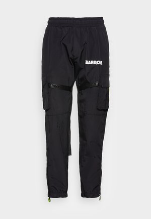 Czarne spodnie cargo z elastycznym paskiem w talii, z błyszczącym logo i bocznymi kieszeniami. Posiadają zamki błyskawiczne przy kostkach oraz teksturowany materiał zapewniający trwałość.