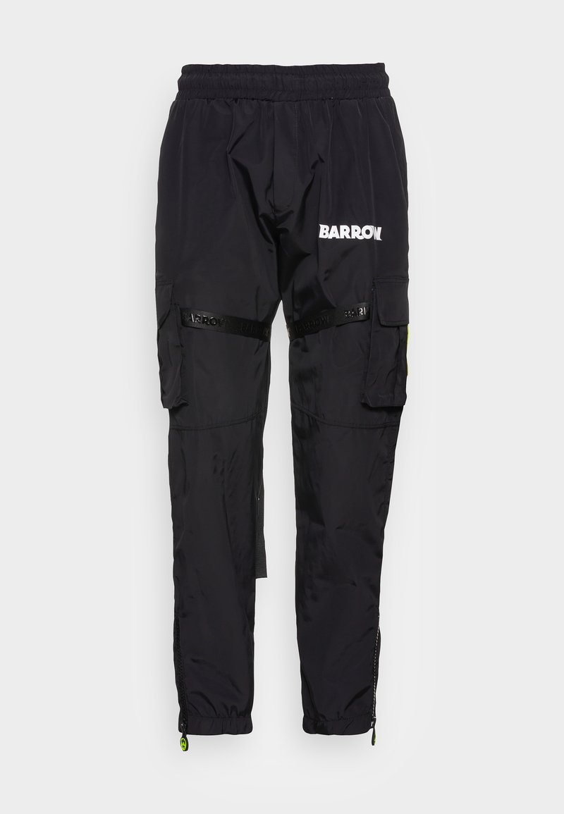 Zwarte cargo-broek met elastische taille en een glanzend logo, voorzien van zijzakken. Heeft ritsen bij de enkels en een textuurstof voor duurzaamheid.