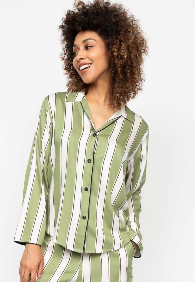 Groene en witte gestreepte shirt met een klassieke kraag, lange mouwen en zwarte knopen; gemaakt van gladde stof met een relaxte pasvorm.