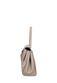 Borsa a mano in pelle beige con una texture liscia, dotata di una sola tracolla e lati arricciati, completata da dettagli in hardware dorato.