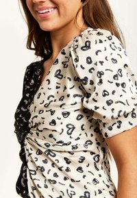 Liquorish LIQUORISH MONO HEART PRINT KNOT FRONT MIDI WITH SHORT SLEE - Shift dress - beige