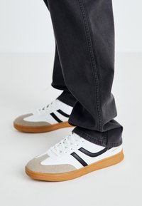JFWZOLA - Joggesko - white