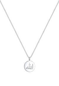 Collier en argent avec un pendentif circulaire. Le pendentif présente un texte arabe gravé sur une surface polie. La chaîne a un design de maillons texturés.