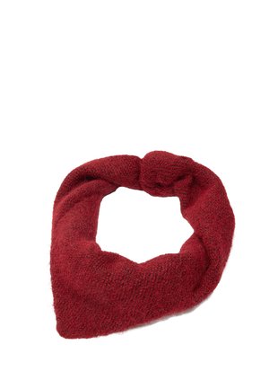 Miękka, dzianinowa ciemnoczerwona opaska na głowę z detalem w postaci skręconego węzła, wyłożona płasko na białym tle.