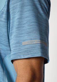 Under Armour UTILITY - Sports T-shirt - washed navy/blue smoke/black