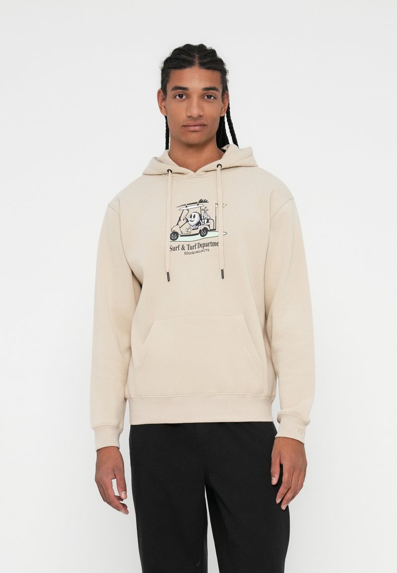 Beige hoodie lavet af blødt stof, med en frontlomme, snortræk i hætten og et trykt grafisk billede af en golfvogn på brystet.