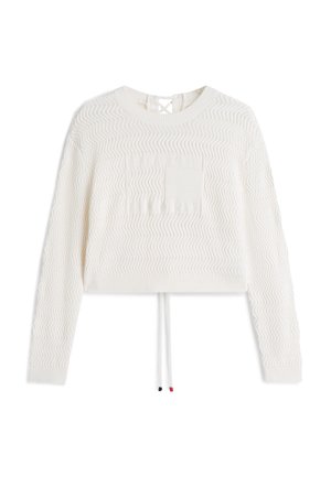 Pull en maille à manches longues de couleur blanche avec un motif ondulé, un col rond, une petite pièce carrée et deux cordons pendants à l'ourlet.