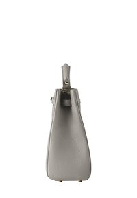 Grå læder håndtaske med et struktureret, tappet design, kort håndtag, guldfarvet hardware og overflade med pebble tekstur. Bunden har beskyttende fødder.