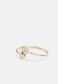 Fijne gouden ring met een open band, voorzien van twee kleine bloemen die elk zijn bezet met heldere ronde edelstenen.
