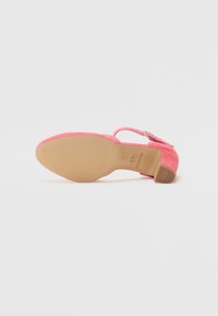Roosa nahast kontsaga sandaal ümmarguse varbaga, ankle strap ja klamber. Tekstuuriga talla sooned haardeks. Suurus märgitud kui 35.