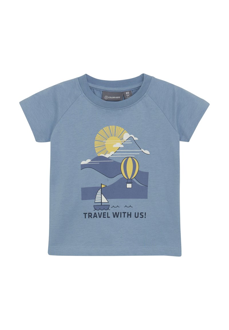 Blå kortärmad t-shirt gjord av mjukt tyg med en grafik av en sol, berg, luftballong och en segelbåt med texten "RESE MED OSS!"