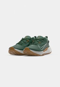 Nike Performance JUNIPER - Løbesko trail - fir/light silver/desert ochre/bright crimson/clay green/college grey