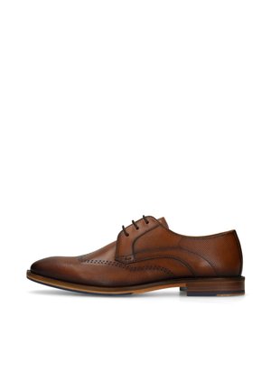 Chaussure habillée pour homme en cuir marron avec détails brogues, fermeture à lacets et talon bas empilé sur fond blanc.