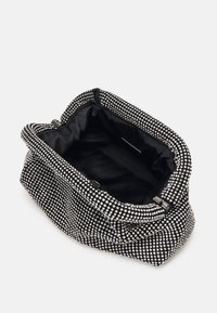 Borsa a pochette nera in tessuto con decorazioni in strass, caratterizzata da una forma morbida e strutturata e un interno nero. Chiusura con zip sulla parte superiore.