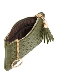 Clutch in pelle intrecciata verde con cerniera dorata, tasca interna e accessorio a frange. Dotato di una catena dorata e di un anello per un facile trasporto.