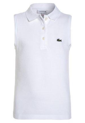 Biała polo bez rękawów z kołnierzykiem, trzema guzikami i małym zielonym logo krokodyla Lacoste na lewej piersi.