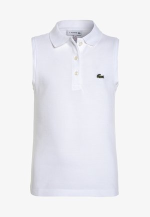 Polo blanc sans manches avec col, trois boutons et petit logo crocodile vert Lacoste sur la poitrine gauche.