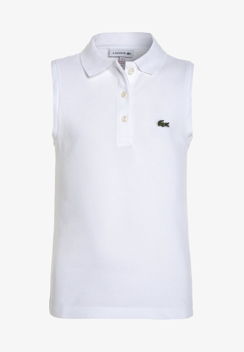 Polo blanc sans manches avec col, trois boutons et petit logo crocodile vert Lacoste sur la poitrine gauche.