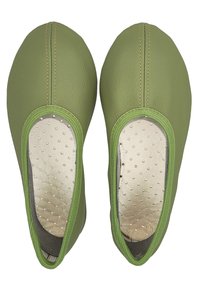 Grüne Leder-Ballettschuhe mit glatter Oberfläche, elastischem Rand und perforierten beigen Innensohlen. Nahtdetail im Obermaterial.