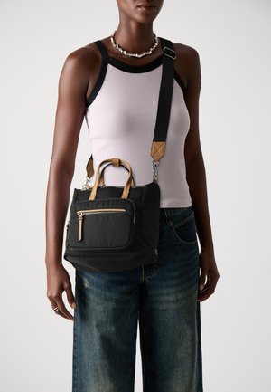 Schwarze Nylon-Handtasche mit Lederakzenten, doppelte Obergriffe und verstellbarem Gurt. Mit einer Front-Reißverschlusstasche und einem eleganten, strukturierten Design.