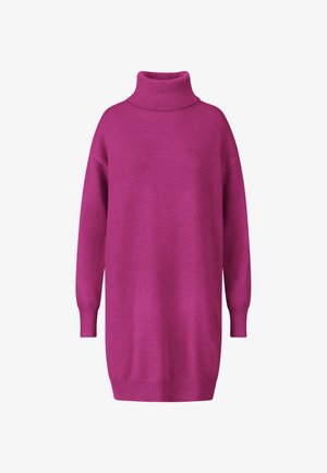 Pull à col roulé surdimensionné en tricot rose vif. Il présente des manches longues, des poignets côtelés et une finition texturée. La longueur tombe au-dessus de la mi-cuisse.