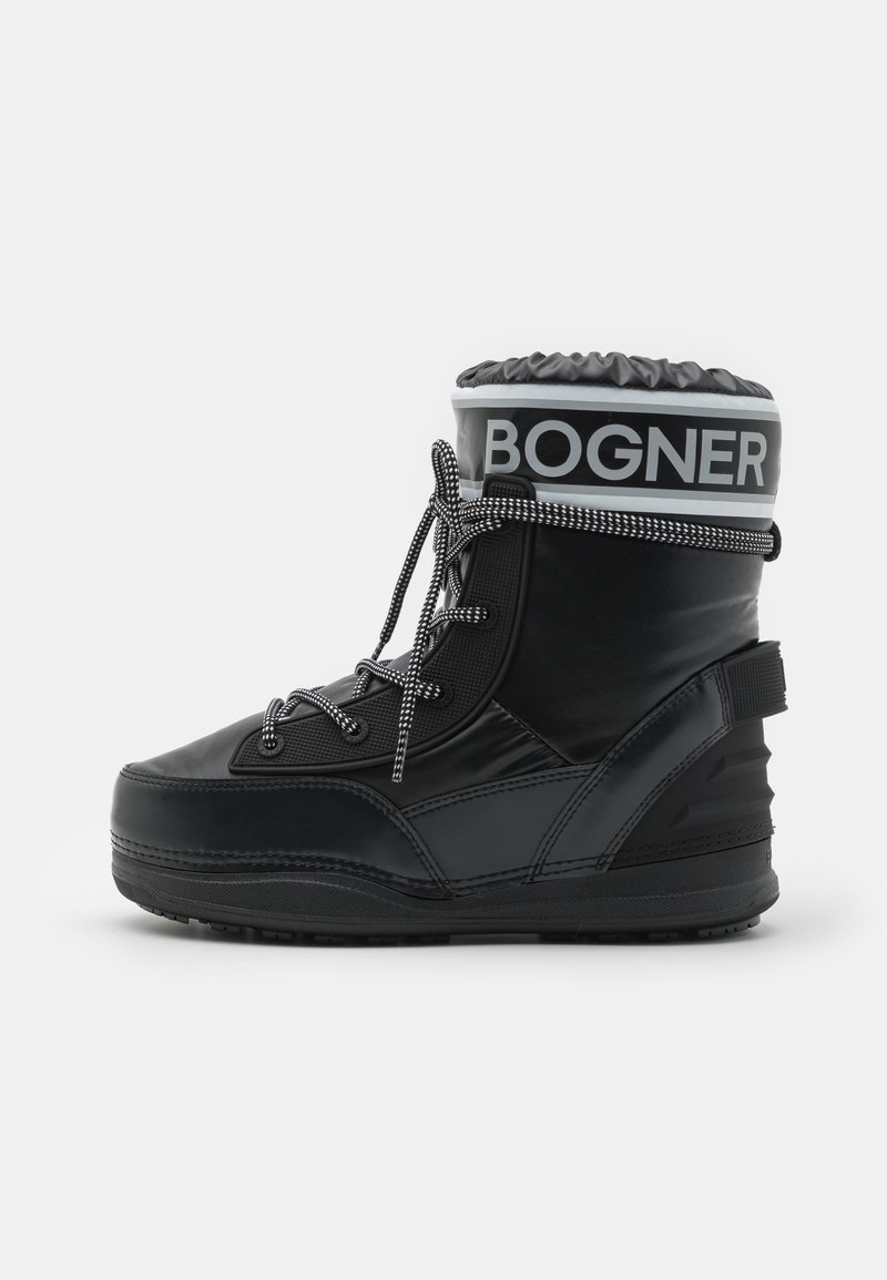 Sort vinterboot med snørebånd, polstret ankel, reflekterende "BOGNER" branding og tekstureret sål for trækkraft, vist i sideprofil.
