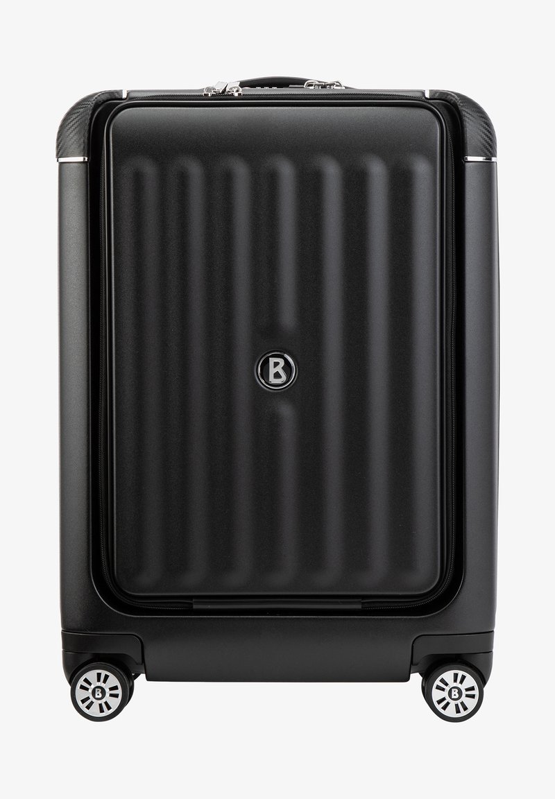 Črna trda kovček z navpičnimi rebri, logo na sredini in štiri kolesa. Gladka tekstura s srebrnimi dodatki.