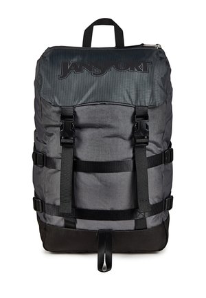 Sac à dos Jansport noir et gris foncé avec fermeture éclair supérieure, sangles avant à boucle, sangles latérales réglables et une poignée de transport sur le dessus.