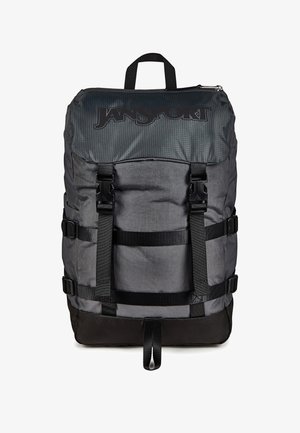 Czarny i ciemnoszary plecak Jansport z górnym zamkiem błyskawicznym, przednimi paskami z klamrami, bocznymi regulowanymi paskami i górną rączką do przenoszenia.