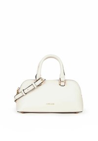 Borsa sintetica bianca con forma arrotondata, doppio manico, una tracolla regolabile e dettagli in hardware dorato. Presenta una texture liscia.