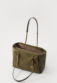 Sac fourre-tout en nylon vert olive avec quincaillerie dorée, doubles anses en chaîne et en cuir, et un intérieur spacieux avec une fermeture éclair.